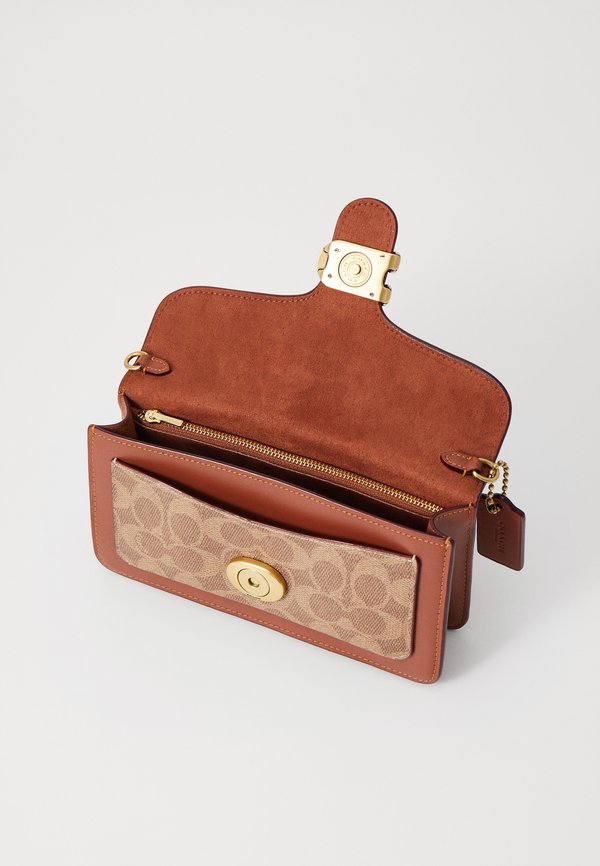 COATED SIGNATURE TABBY CHAIN - Clutch - tan caramel4