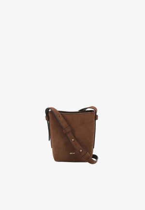 Sac bandoulière en daim marron avec un design structuré, une bandoulière ajustable et un marquage discret. Comprend des accents métalliques et une doublure lisse.