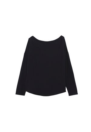 Maglietta nera a maniche lunghe, realizzata in tessuto morbido, presenta un scollo ampio e una vestibilità rilassata con spalle cadenti, superficie liscia e senza motivi visibili.