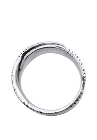Silverring med en tvistad design, med både släta och texturerade ytor samt subtila räfflor längs ytterkanten.