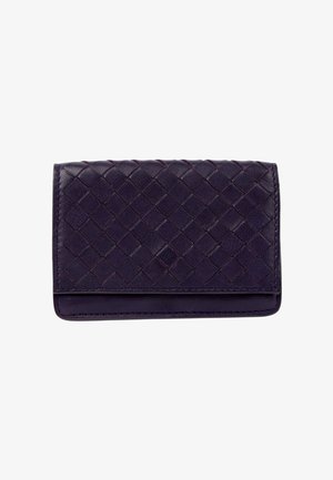 Mały ciemnofioletowy skórzany portfel z plecionym wzorem diamentowym na przedniej klapce, na białym tle.
