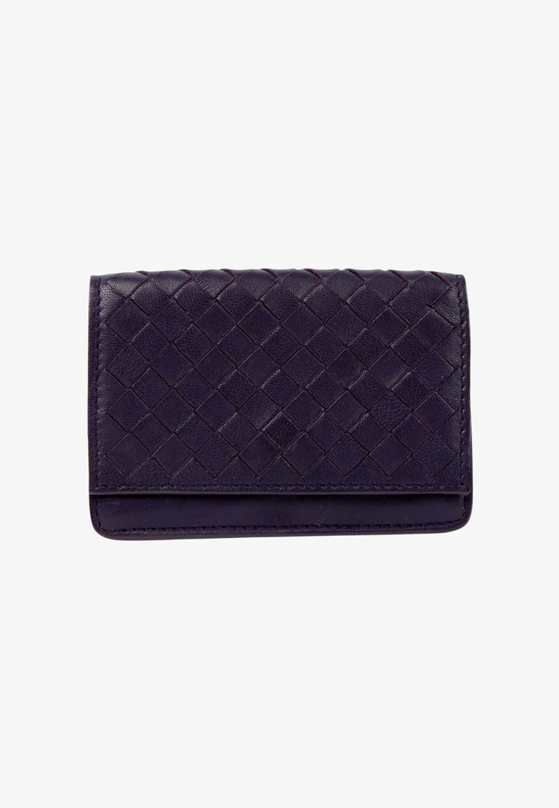 Petit portefeuille en cuir violet foncé avec un motif losange tissé sur le rabat avant, sur fond blanc.