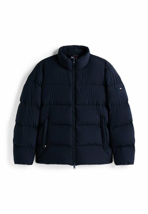 Dunkelblaue Steppjacke mit hohem Kragen, Reißverschluss und Seitentaschen. Sie hat horizontale gesteppten Panels und ein Logo auf dem Ärmel.