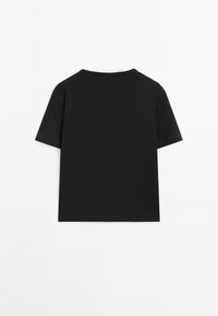 En simpel sort kortærmet t-shirt liggende fladt med rund halsudskæring, vist fra bagsiden mod en hvid baggrund.