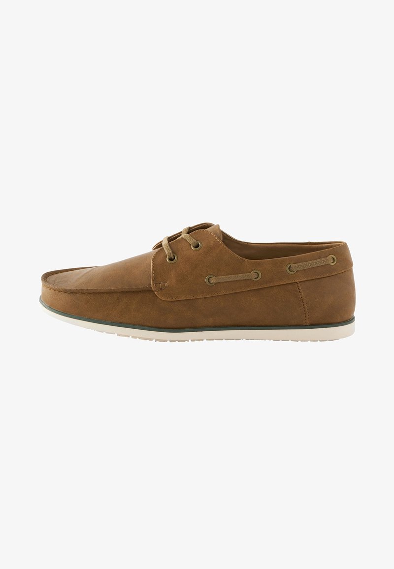 Scarpa da barca in pelle marrone con punta arrotondata, due occhielli per lacci e suola in gomma bianca. Presenta una finitura texture e lacci color nocciola.