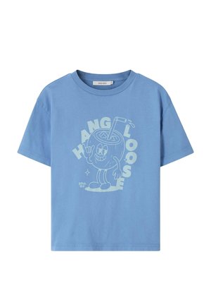 Chemise bleue à manches courtes avec un personnage de noix de coco dessin animé tenant un signe de la main et une paille, entourée du texte stylisé "HANG LOOSE."