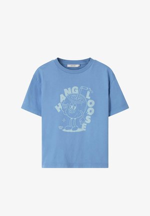 Chemise bleue à manches courtes avec un personnage de noix de coco dessin animé tenant un signe de la main et une paille, entourée du texte stylisé "HANG LOOSE."