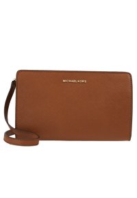 Clutch in pelle marrone con finitura testurizzata, caratterizzato da una forma rettangolare slim. Logo dorato "MICHAEL KORS" centrato sulla parte anteriore.