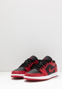 Jordan AIR JORDAN 1 LOW - Sportcipő - gym red/black/white