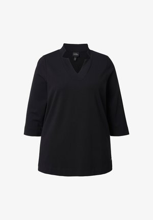 Sort tunikabluse med V-hals og 3/4-ærmer. Fremstillet af blødt stof med en glat tekstur. Indeholder diskrete sidesømme som detalje.