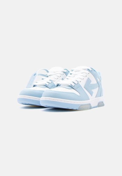 Ζεύγος αθλητικών παπουτσιών χαμηλού προφίλ σε λευκό και ανοιχτό μπλε με λευκά κορδόνια και παχύ σόλα σε απλό λευκό φόντο.