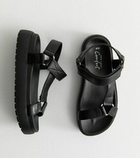 Svarta sandaler med en kraftig sula, som har två justerbara remmar, en slät läderfinish och metallaccenter.