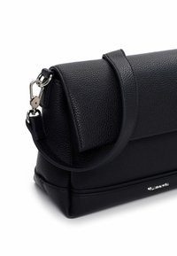 Czarna skórzana torebka o teksturowanej powierzchni, z klapą i srebrnymi elementami metalowymi. Posiada odpinany pasek na ramię.
