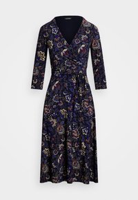 Abito a portafoglio di colore blu navy con motivi floreali dorati e rossi, maniche a tre quarti e dettaglio in vita annodato. Tessuto morbido con una texture liscia.