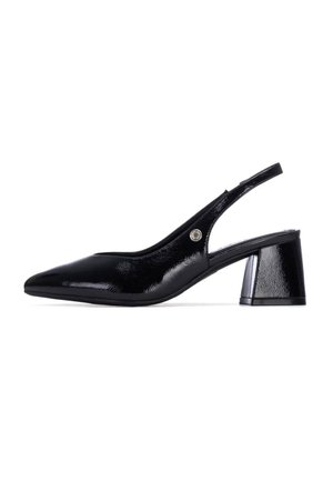 Zapato de salón negro con tira trasera, punta puntiaguda, material de charol brillante y tacón grueso texturizado. Cuenta con un adorno metálico decorativo.