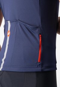 Marinefarbener Kurzarm-Sportshirt mit einer Reißverschlusstasche mit rotem Reißverschluss, grauen Streifen und strukturiertem Gewebe für Atmungsaktivität.