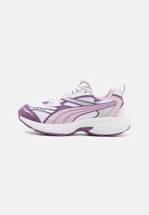 Scarpe sportive con una tomaia in mesh bianco, accenti viola e una suola spessa bianca. Presentano dettagli argento e un colletto imbottito.