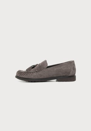 Mocassin en daim gris avec pampilles, semelle noire et couture décorative le long du bout, présenté de profil sur fond blanc.