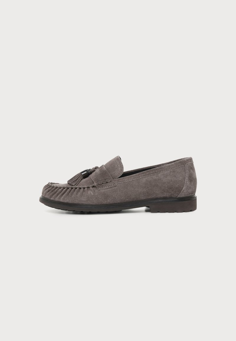 Mocassin en daim gris avec pampilles, semelle noire et couture décorative le long du bout, présenté de profil sur fond blanc.
