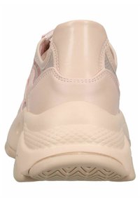 Zapatilla deportiva de color rosa claro con parte superior de cuero suave, paneles de malla y suela de goma texturizada con un patrón en zigzag.