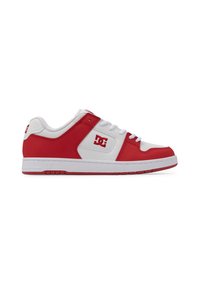Zapatillas deportivas de hombre de caña baja con parte superior de material sintético rojo y detalles en piel blanca. Cuentan con una suela de goma, sistema de cordones y detalle del logo.