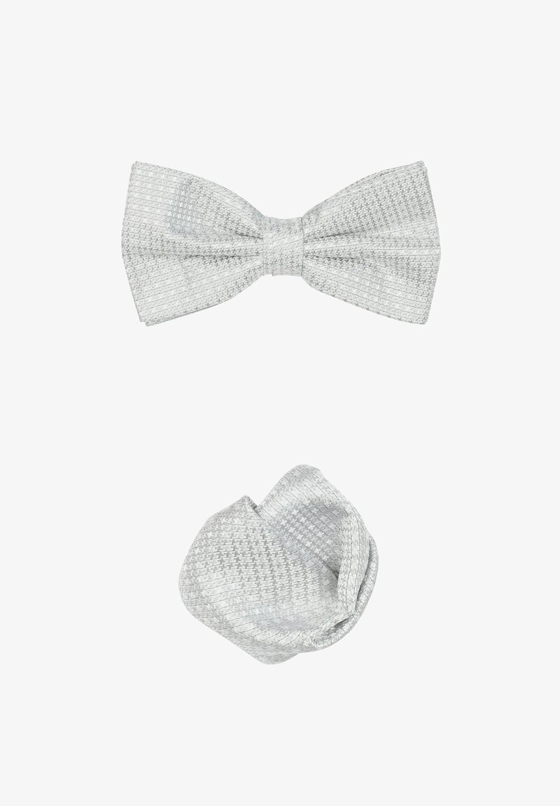 Silberne Fliege und passendes Taschentuch, die ein strukturiertes Muster mit einem gewebten Design aufweisen, beide aus einem schimmernden Stoff gefertigt.