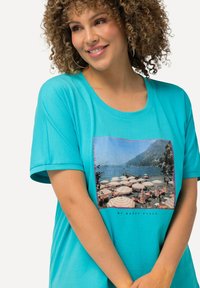 Ulla Popken PHOTO GRAPHIC SHORT SLEEVE  - Camiseta estampada - deep aqua