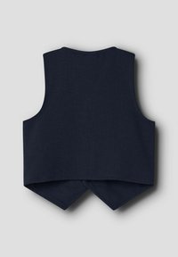 Gilet senza maniche blu navy con orlo a punta sovrapposto e stratificato, esposto su uno sfondo grigio chiaro.