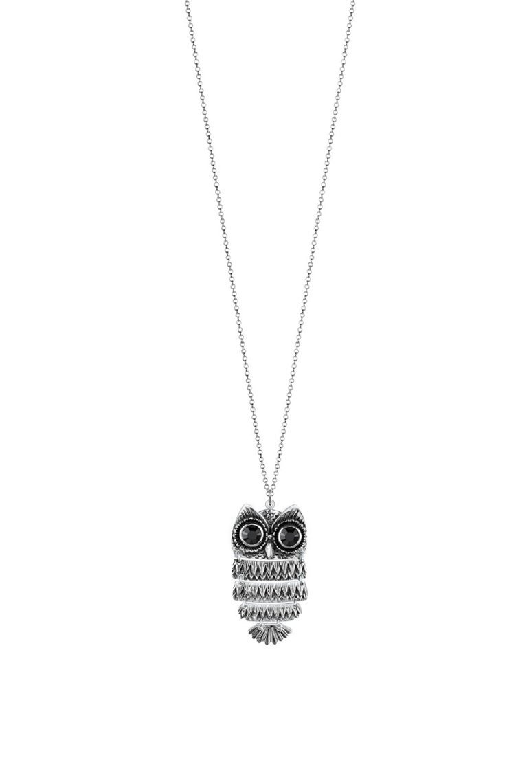 Zilveren uil hangerketting met zwarte edelsteenogen en ingewikkelde vleugeldetails. Hangend aan een fijne, gestructureerde ketting.
