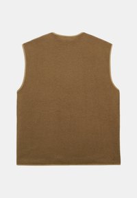 Gilet sans manches en polaire marron avec une texture douce et un col arrondi, arborant un design simple et épuré sans motifs ni accessoires supplémentaires.