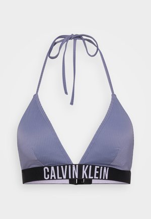 Ljubičasti trokutasti bikini top s rebrastim uzorkom i podesivim naramenicama, koji ima crni elastični pojas s "CALVIN KLEIN" logotipom u bijelom slovima.