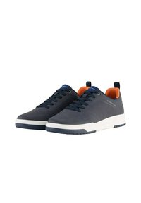 Zapatillas deportivas de color azul oscuro con textura perforada, suela intermedia blanca y cuello acolchado naranja, que presentan cordones negros y una pestaña de agarre.
