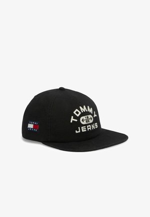 Sort Tommy Jeans baseballcap med flad skygge, med hvidt broderet logo og et lille flagpatch på siden.