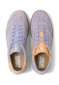 Paire de baskets en daim lavande avec des accents en cuir pêche et bleu clair, lacets lavande et « CAVAL » inscrit à l'intérieur de chaque chaussure.