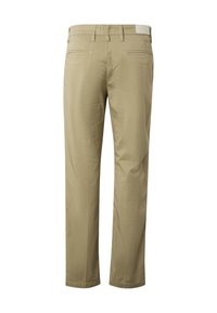 Pantalon droit beige pour homme avec passants pour ceinture et deux poches passepoilées à l’arrière, vu de dos sur fond blanc.