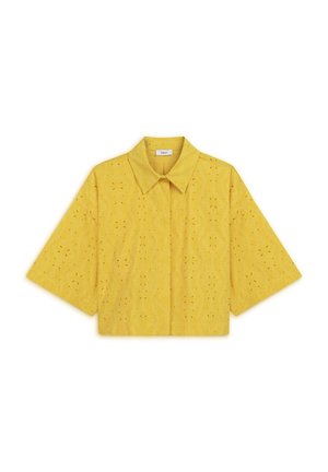 Camisa amarilla recortada con cuello, que presenta patrones de corte floral, mangas cortas y una textura suave. Diseñada para un ajuste relajado.