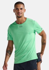 Camiseta atlética verde hecha de tejido transpirable, con cuello redondo y mangas cortas, con un logotipo sutil y un patrón texturizado.