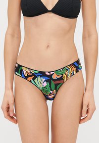 Bas de bikini à motif floral avec des couleurs vives sur fond noir. Texture lisse avec une taille basse et une couverture minimale.