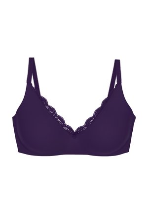 Trådlös bh i djup lila med V-ringad design, spetsdetaljer längs kanterna och en knappdetalj i mitten. Slät tygkvalitet.