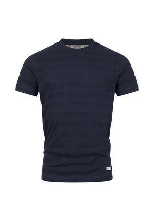 T-shirt bleu marine à manches courtes et col rond, avec une texture subtile de rayures horizontales et une petite étiquette de marque blanche près de l'ourlet.