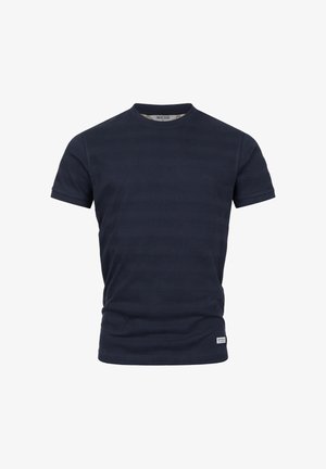 T-shirt bleu marine à manches courtes et col rond, avec une texture subtile de rayures horizontales et une petite étiquette de marque blanche près de l'ourlet.