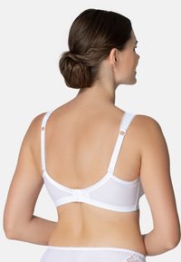 Biały bawełniany biustonosz z koronkową lamówką, regulowanymi ramiączkami i zapięciem na haftki z tyłu. Gładka faktura i prosty design.