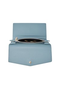 Portafoglio in pelle azzurro chiaro con finitura testurizzata, dotato di scomparto con zip, chiusura a scatto e design elegante e angolare.
