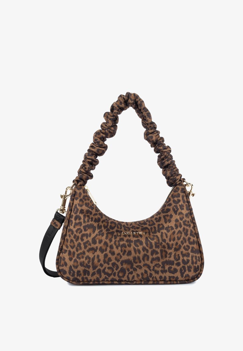 Sac à main à imprimé léopard marron et noir avec poignée supérieure froncée et bandoulière noire détachable, fermeture éclair dorée et détail du logo à l'avant.