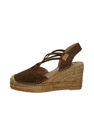 Sandalo espadrillas con zeppa in suede marrone con suola platform avvolta in juta e cinturini alla caviglia incrociati.