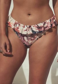 Bikiny s květinovým vzorem, s volánkovým pasem. Nabízí jemnou tkaninu, pastelové růžové a fialové tóny a přiléhavý střih.