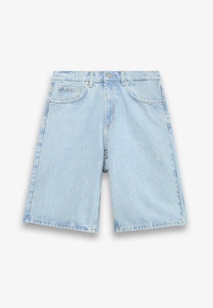 Lyseblå denimshorts med løs pasform, der har en talje, front- og baglommer samt en falmet, struktureret overflade.