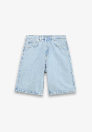 Svetlomodré denímové šortky s voľným strihom, obsahujúce opasok, predné a zadné vrecká, a vyblednutý, textúrovaný povrch.
