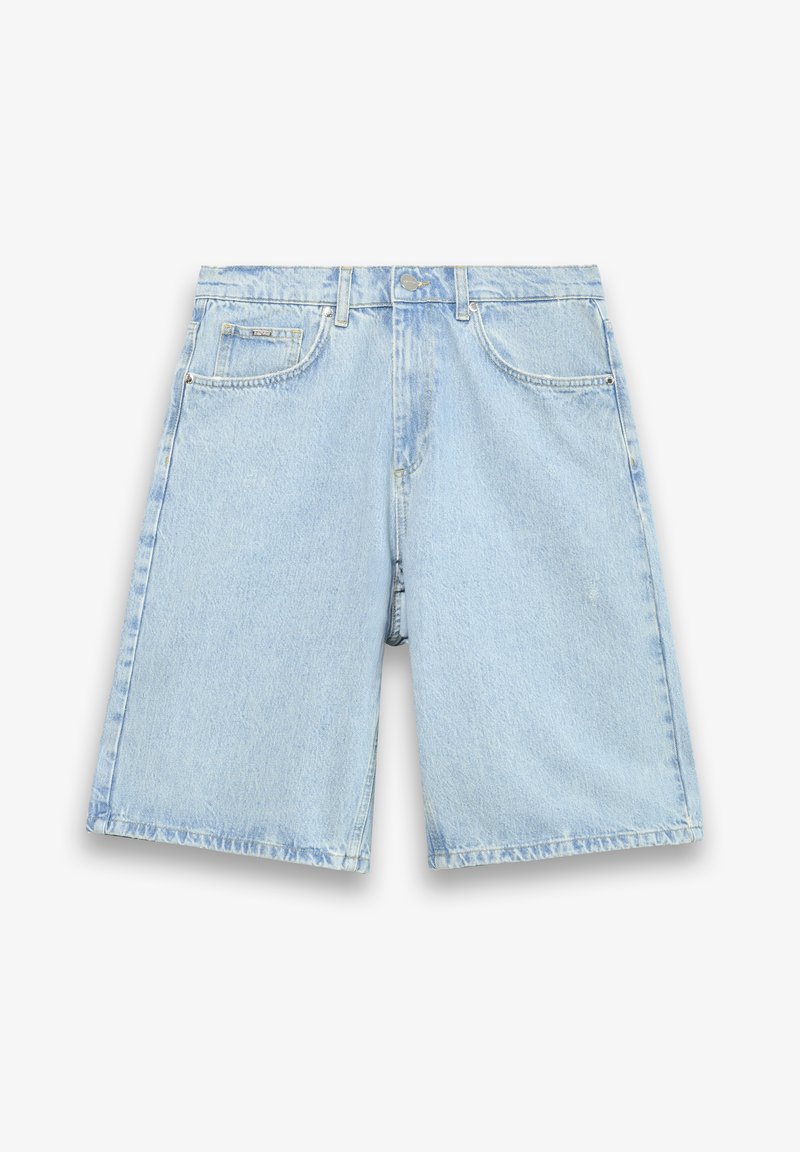 Shorts en denim bleu clair avec une coupe ample, dotés d'une taille, de poches avant et arrière, et d'une finition délavée et texturée.