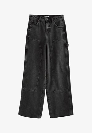 Zwarte spijkerbroeken met wijde pijpen, voorzien van twee grote zijzakken, contrasterende stiksels en een knoopsluiting. Duurzaam materiaal met een licht vervaagde textuur.